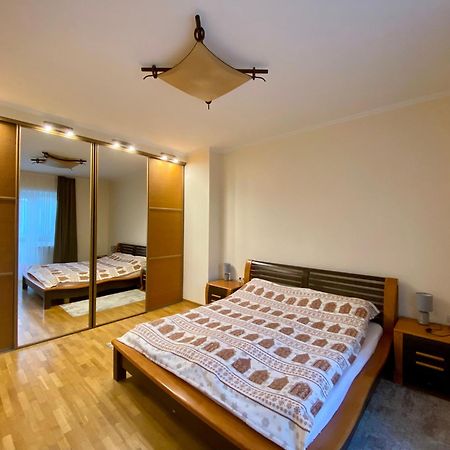 Family Apartment Near The University チェルニウツィー エクステリア 写真