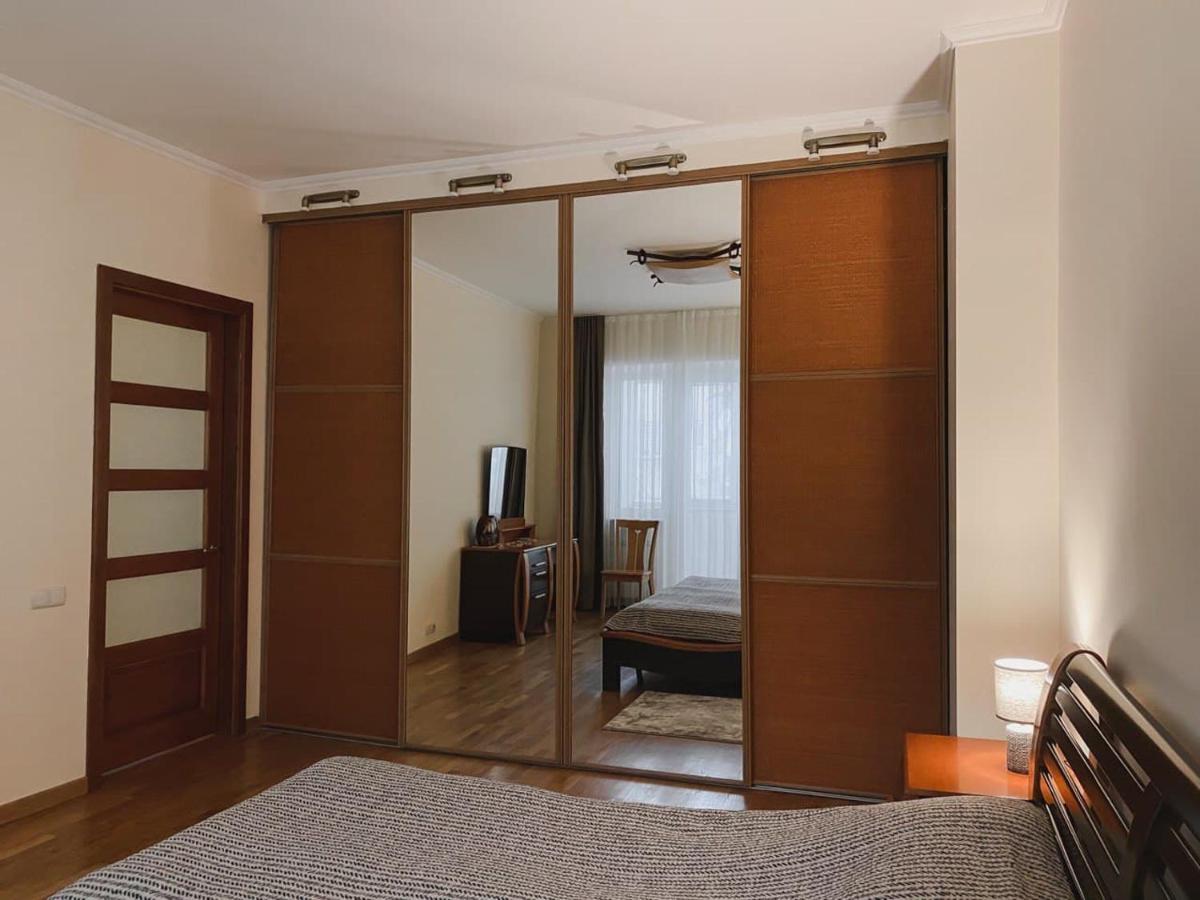 Family Apartment Near The University チェルニウツィー エクステリア 写真