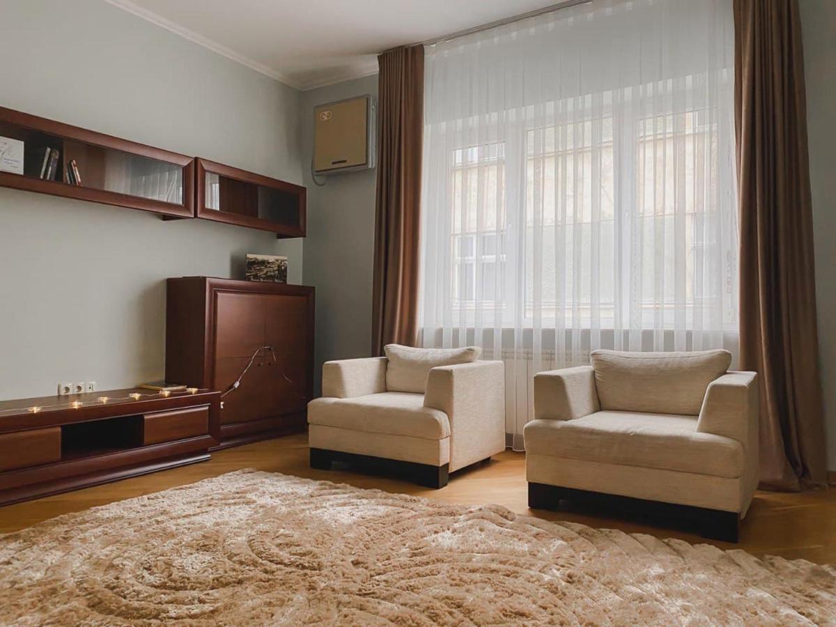Family Apartment Near The University チェルニウツィー エクステリア 写真