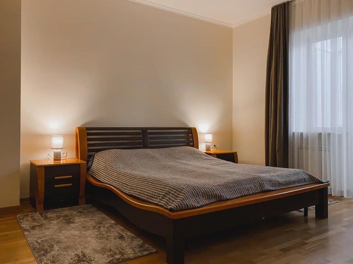 Family Apartment Near The University チェルニウツィー エクステリア 写真