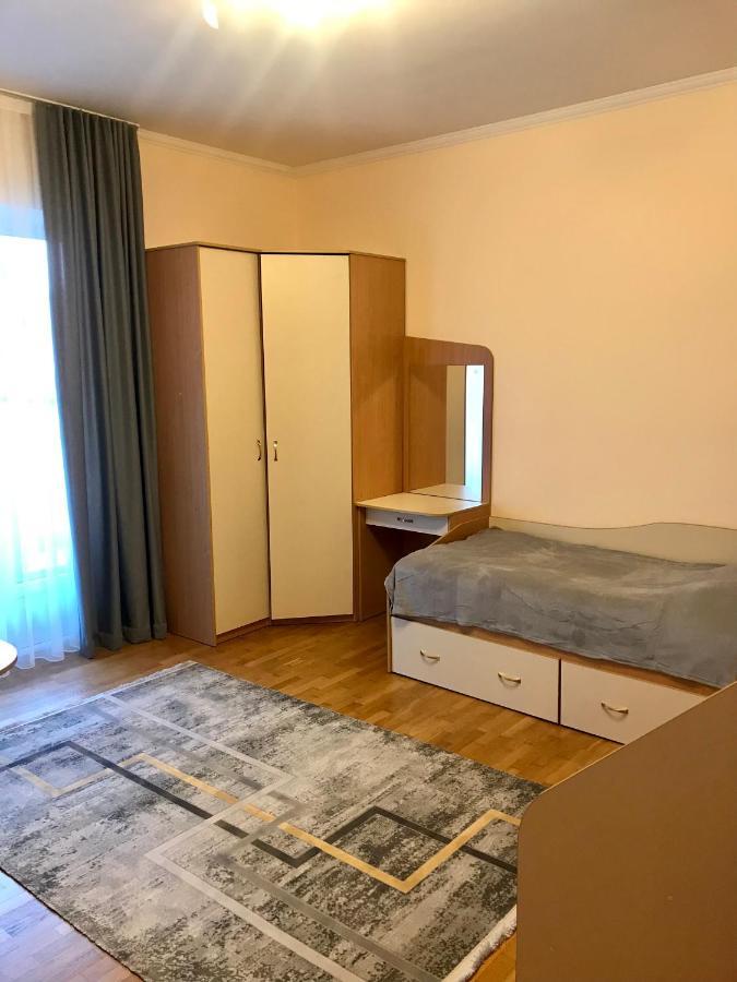 Family Apartment Near The University チェルニウツィー エクステリア 写真