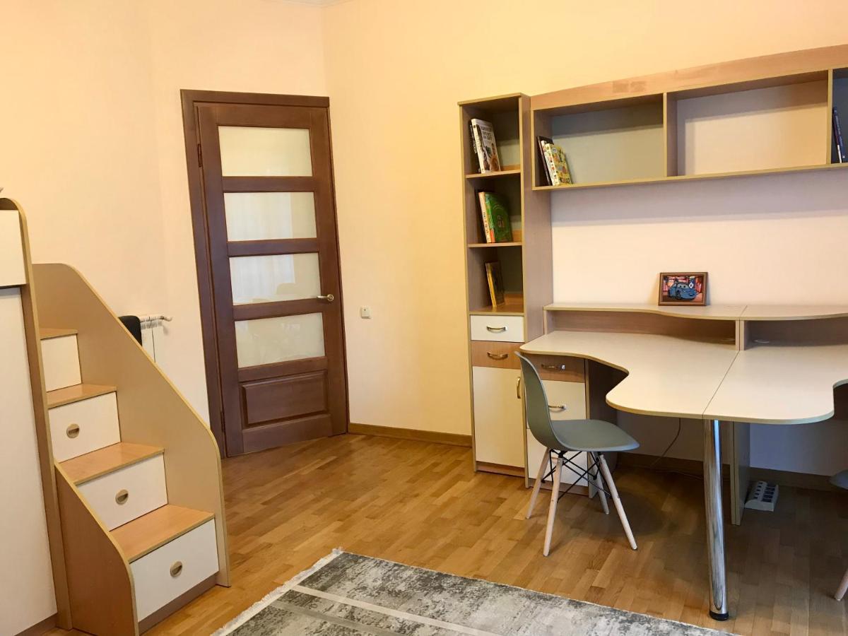 Family Apartment Near The University チェルニウツィー エクステリア 写真