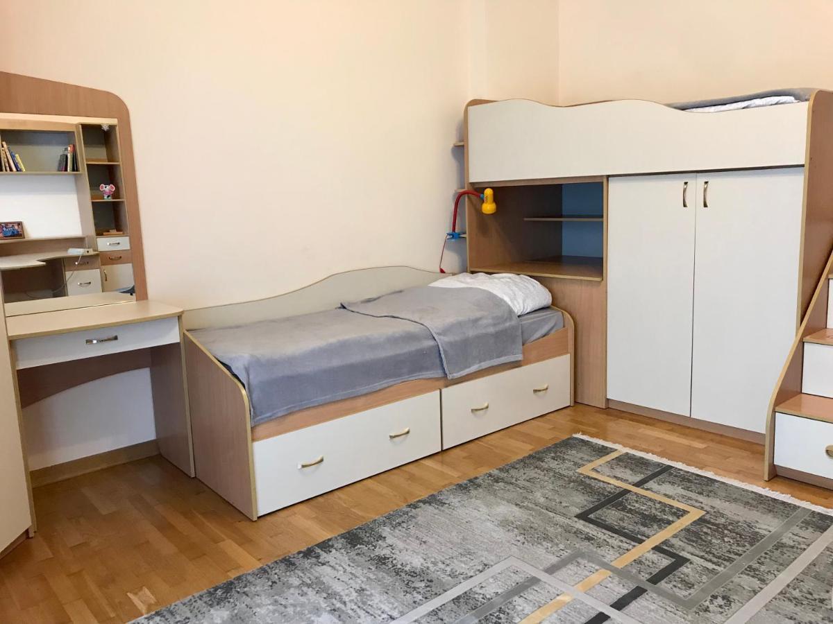 Family Apartment Near The University チェルニウツィー エクステリア 写真