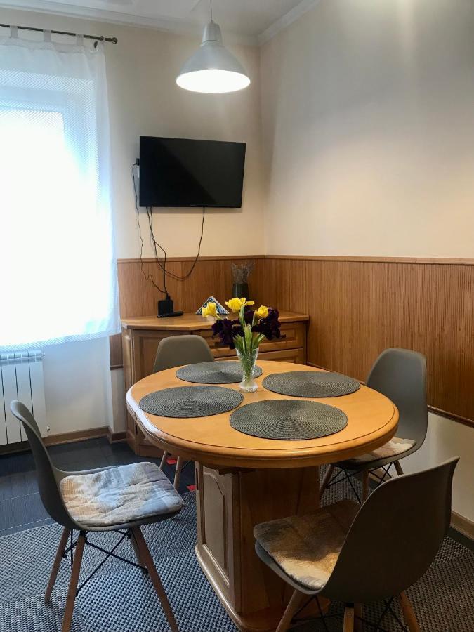 Family Apartment Near The University チェルニウツィー エクステリア 写真