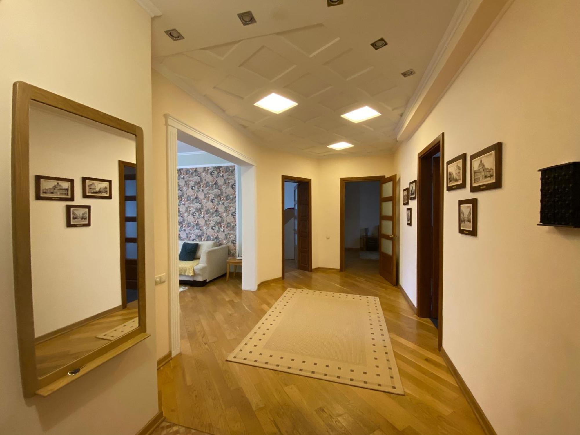 Family Apartment Near The University チェルニウツィー エクステリア 写真