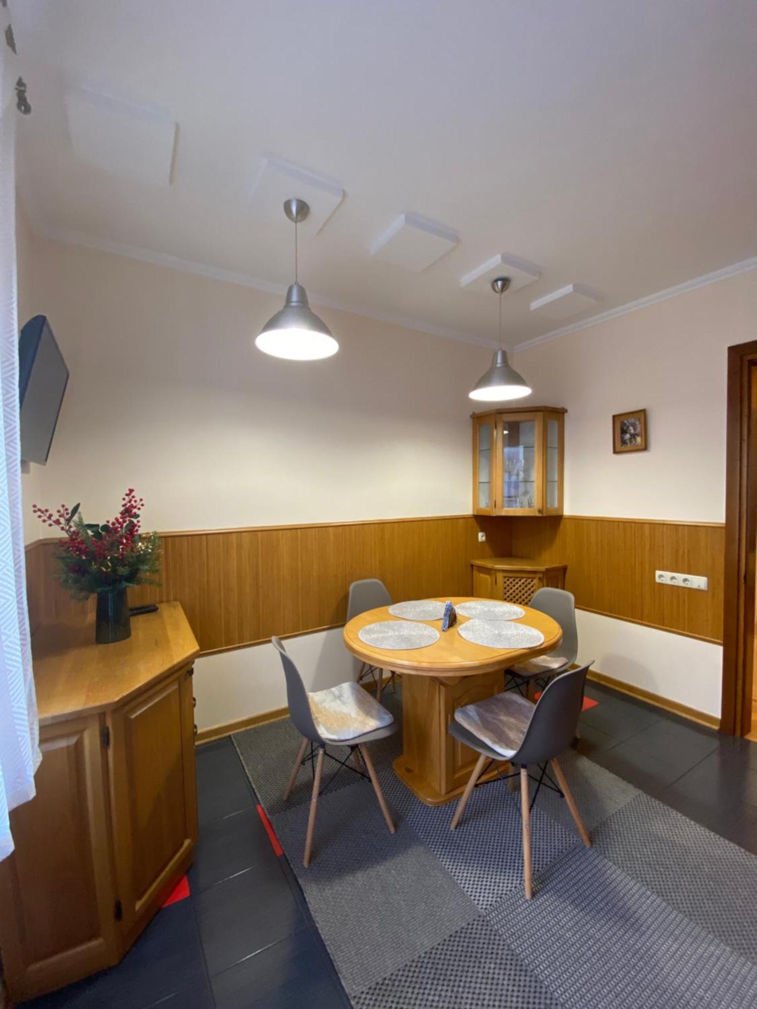 Family Apartment Near The University チェルニウツィー エクステリア 写真