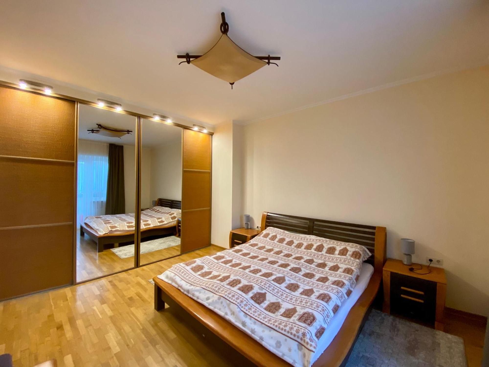 Family Apartment Near The University チェルニウツィー エクステリア 写真